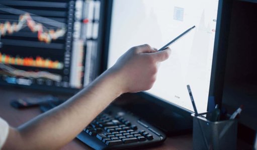 Mercados globales operan mixtos con foco en bancos centrales y resultados empresariales