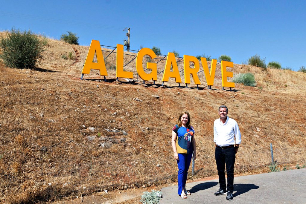Algarve renova letreiro de boas-vindas na A2 com estrutura moderna e sustentável