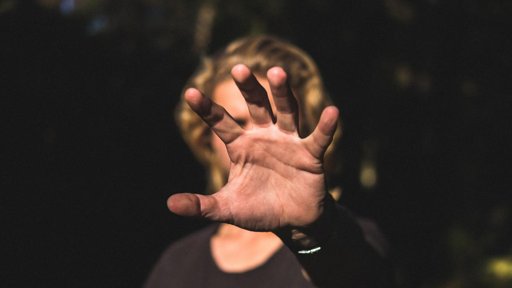 Brutal agresión a niño de 4 años en Medellín destapa prontuario de su padrastro y crisis de violencia infantil