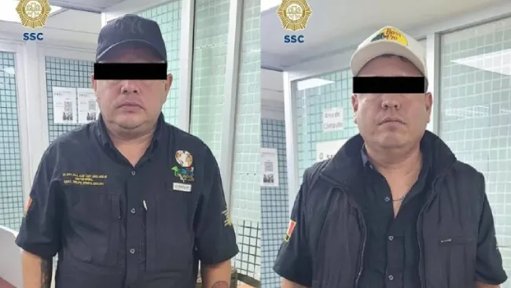 Detienen a dos hombres que exhibían un caimán, una serpiente y un mono en el Zócalo de la CDMX