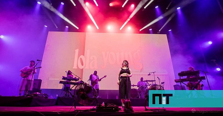 O Fenómeno "Messy" de Lola Young: Do TikTok para o estrelato em Portugal