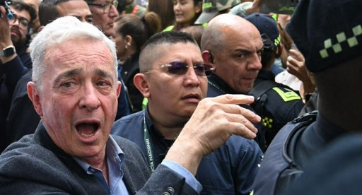 Juez ordena investigar a Álvaro Uribe por presunto homicidio de dos defensores de DD.

HH.