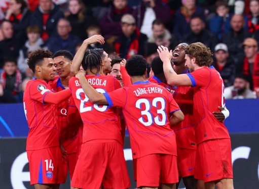 PSG goleia Bayer Leverkusen por 7-2 com exibições de luxo de Nuno Mendes e Vitinha
