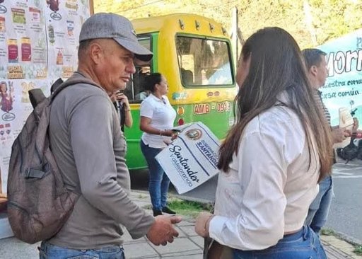 Gobernación de Santander Realiza Rendición de Cuentas "Puerta a Puerta" en Bucaramanga