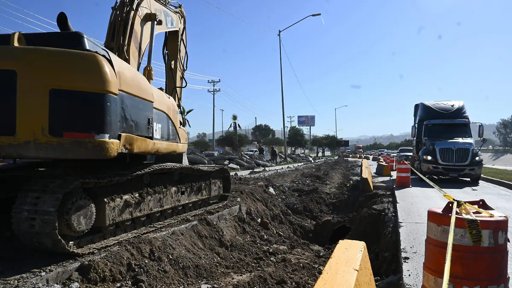 Incendio en un pluvial provoca socavón en la Vía Rápida de Tijuana