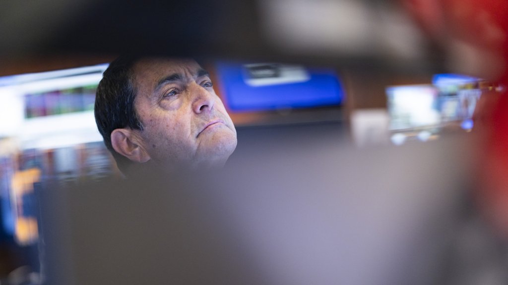 Guerra comercial abala mercados com novas tarifas dos EUA e acordo com a UE