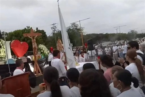 Pobladores de Coahuayana marchan por la paz tras atentado con coche bomba