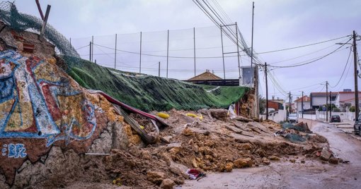 Depressão Cláudia causa duas mortes e um rasto de destruição em Portugal