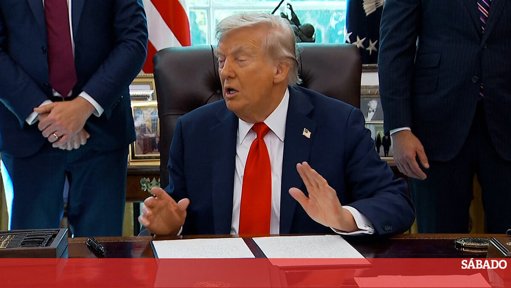 Trump propõe pena de prisão para quem queimar a bandeira dos EUA