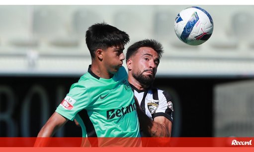 Sporting B vence Portimonense com reviravolta tardia e assume a liderança da II Liga