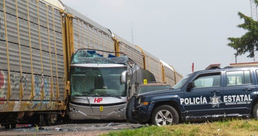 Tragedia en Atlacomulco: 10 muertos y decenas de heridos tras choque de tren y autobús