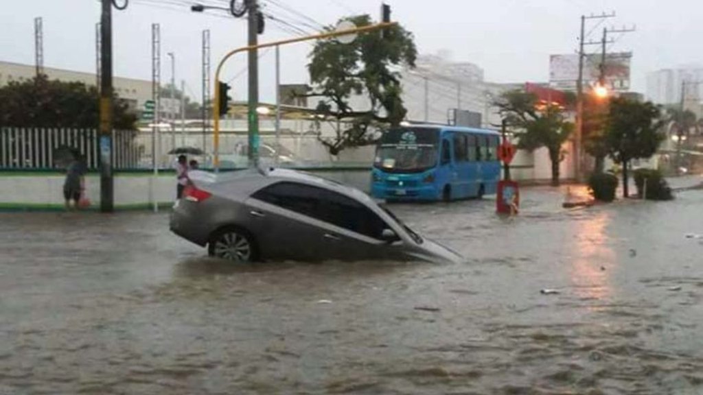 Evento climático extremo en Santa Marta provoca inundaciones masivas y declaratoria de alerta naranja