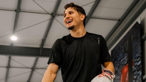 Marco Verde, Promesa del Boxeo, Brilla en la Cartelera de Canelo