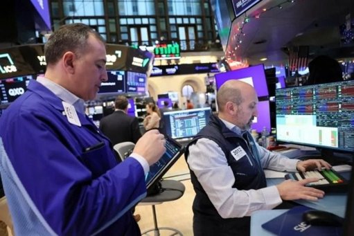 Wall Street opera mixto y se aleja de máximos históricos
