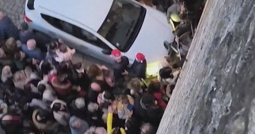 Veículo Circula por entre Multidão na Vila de Natal de Óbidos