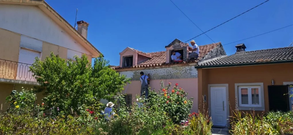 Voluntários unem-se para reabilitar habitações de famílias carenciadas em várias regiões