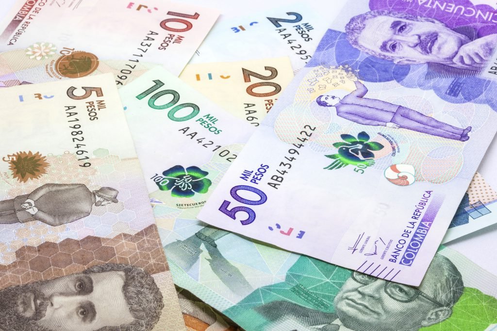 Peso colombiano se devalúa frente al dólar y el euro
