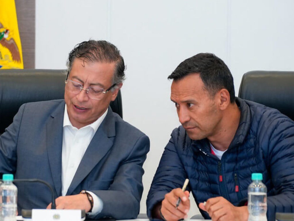 Ministro de Defensa niega acusaciones de traición y anuncia acciones legales