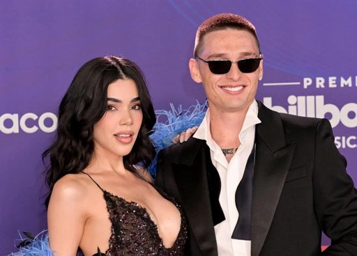 Peso Pluma y Kenia Os protagonizan momento viral en los Premios Billboard