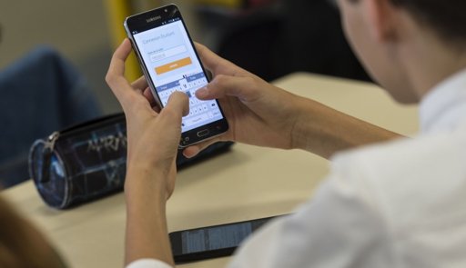 Proibição de telemóveis nas escolas gera resultados positivos