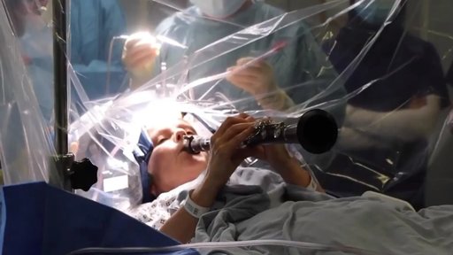 Mulher com Parkinson Toca Clarinete Durante Cirurgia ao Cérebro em Londres