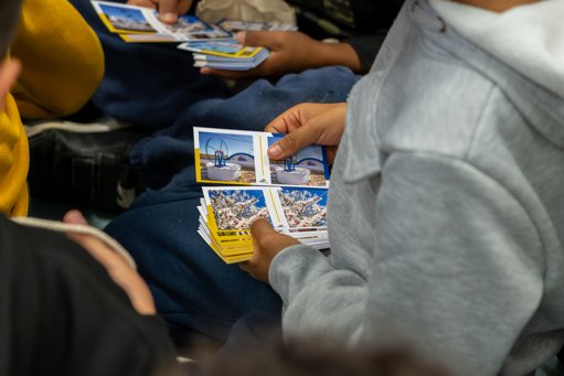 Freguesia de Ferreiras Oferece Jogo de Dominó Personalizado a 1.500 Alunos