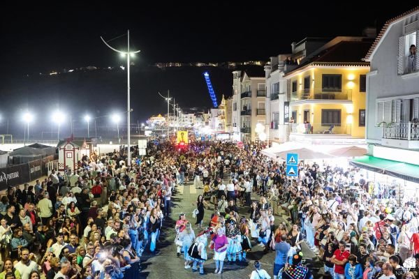Nazaré Revive a Folia em Pleno Verão com Carnaval Fora de Época