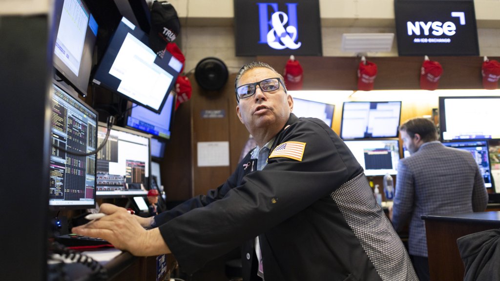 Wall Street fecha sessão mista com Nasdaq a atingir novo máximo histórico