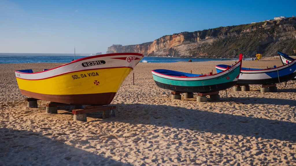 Contaminação na Praia da Nazaré Causa Interdição e Leva Mais de 100 Pessoas a Receber Assistência Médica