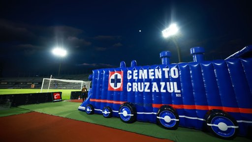Muere aficionado de Cruz Azul tras ser sometido por personal de seguridad en el Estadio Olímpico Universitario