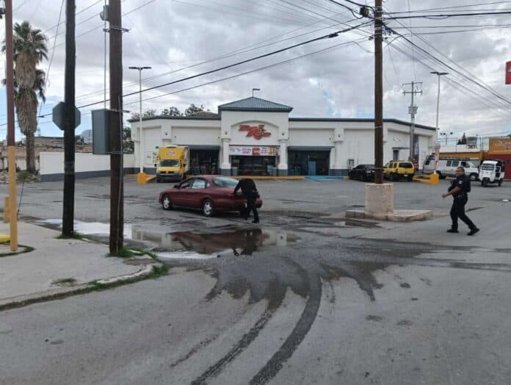 Policías de Ciudad Juárez auxilian a conductor varado y garantizan la seguridad vial