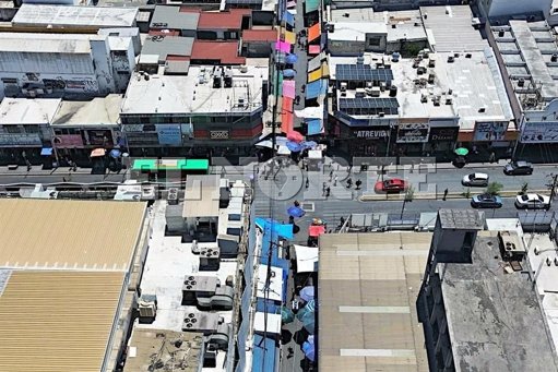 El centro de Monterrey, una zona de obstáculos que afecta a peatones y automovilistas
