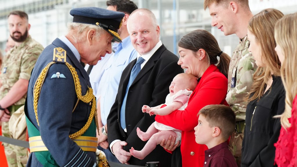 Aparições Públicas do Rei Carlos III Geram Preocupação com a sua Saúde