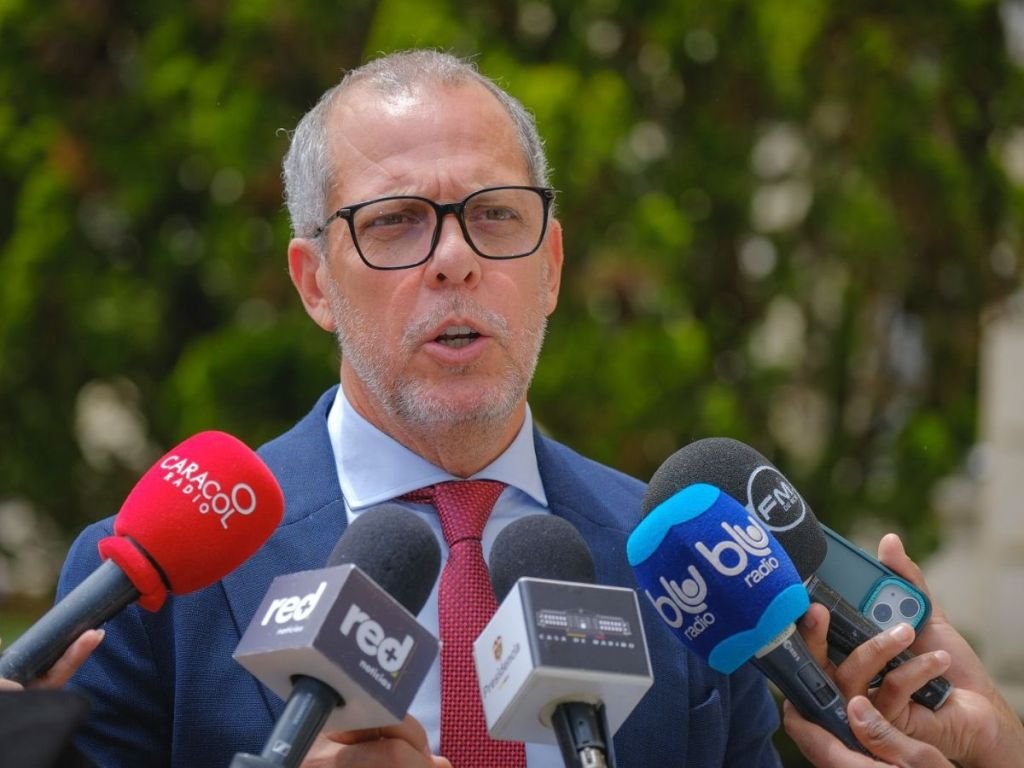 Gobierno firma convenio con la Imprenta Nacional para la expedición de pasaportes hasta 2034