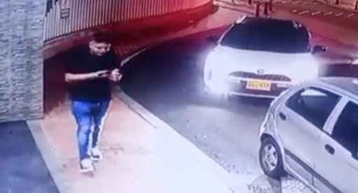 Hombre realiza múltiples disparos al aire antes de ingresar a un conjunto residencial en Bogotá