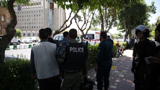 Irão Enfrenta Instabilidade Interna e Novas Sanções dos EUA