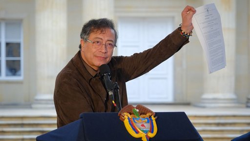 Petro desclasifica archivos del DAS en acto de reconocimiento a colectivo de abogados