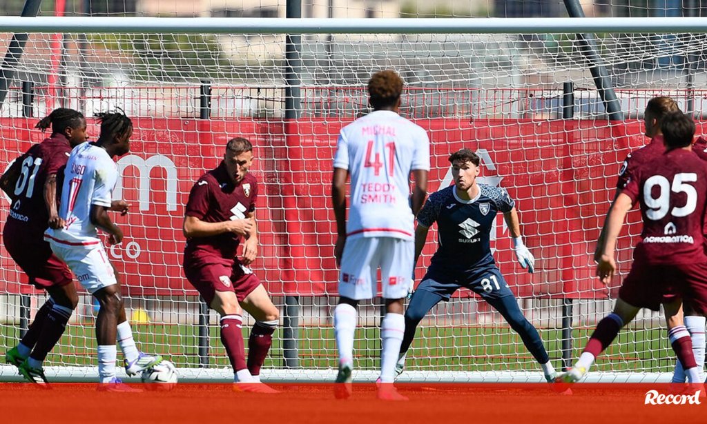 Guarda-redes Franco Israel lesiona-se com pancada na cabeça na estreia pelo Torino
