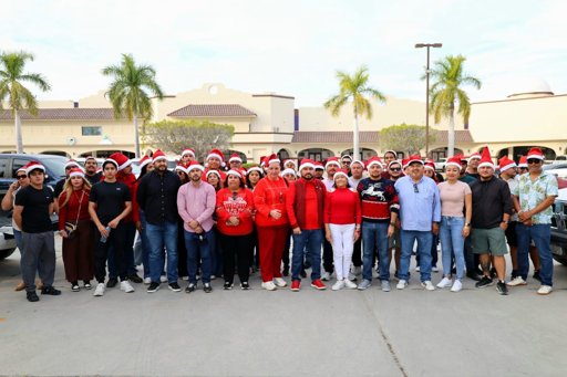 Gobiernos y Sociedad Civil Llevan Cenas Navideñas a Familias Vulnerables