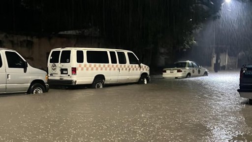 Fuertes lluvias en Nuevo León causan inundaciones, derrumbes y movilización de cuerpos de auxilio