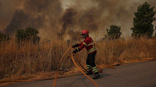 Bombeiro Gravemente Ferido e Viatura Destruída em Incêndio na Guarda