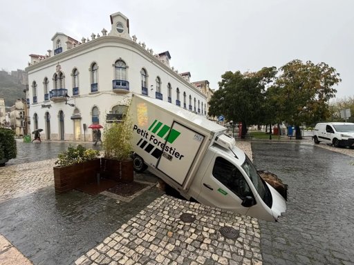 Abatimento de piso em Leiria arrasta viatura para cratera