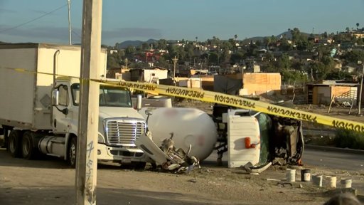 Volcadura de pipa de gas en Vía Rápida deja un muerto y genera alarma