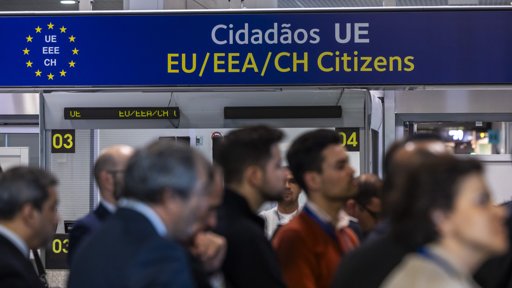 Novo sistema de controlo de fronteiras causa caos e longas esperas no Aeroporto de Lisboa