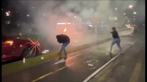 Peligrosa 'guerra de bengalas' se vuelve viral y enciende las alarmas en Antioquia