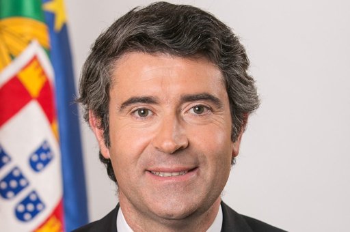 Oposição Critica Governo por "Colapso na Saúde" após Parto na Rua