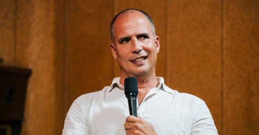 Humoristas Ricardo Araújo Pereira e Bumba na Fofinha convidados do podcast 'Humor À Primeira Vista'