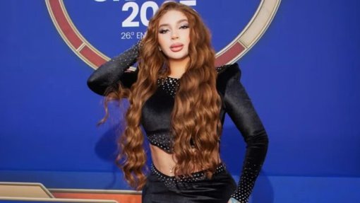 Bellakath denuncia discriminación en un vuelo y arremete contra una sobrecargo