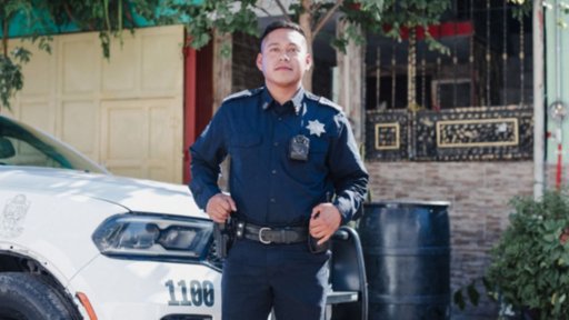 Reconocen a policía de San Pedro por rescatar a una bebé y un cachorro de un incendio