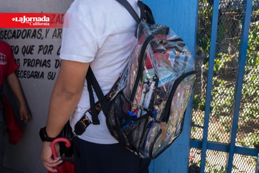Implementación de mochilas transparentes en secundaria de Tijuana genera debate sobre seguridad y privacidad
